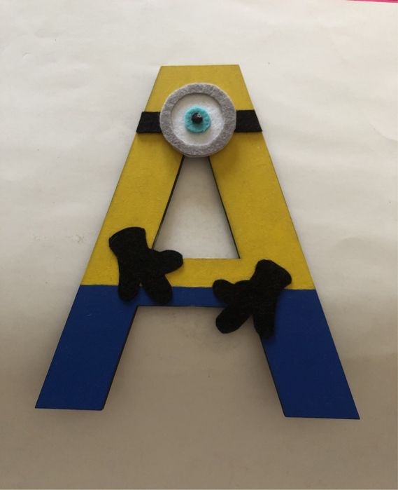 Vendo letras madeira decoração MINIONS