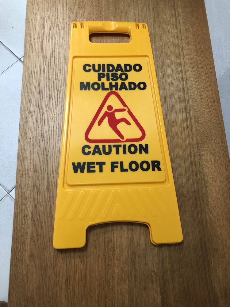 Placa “cuidado piso molhado”