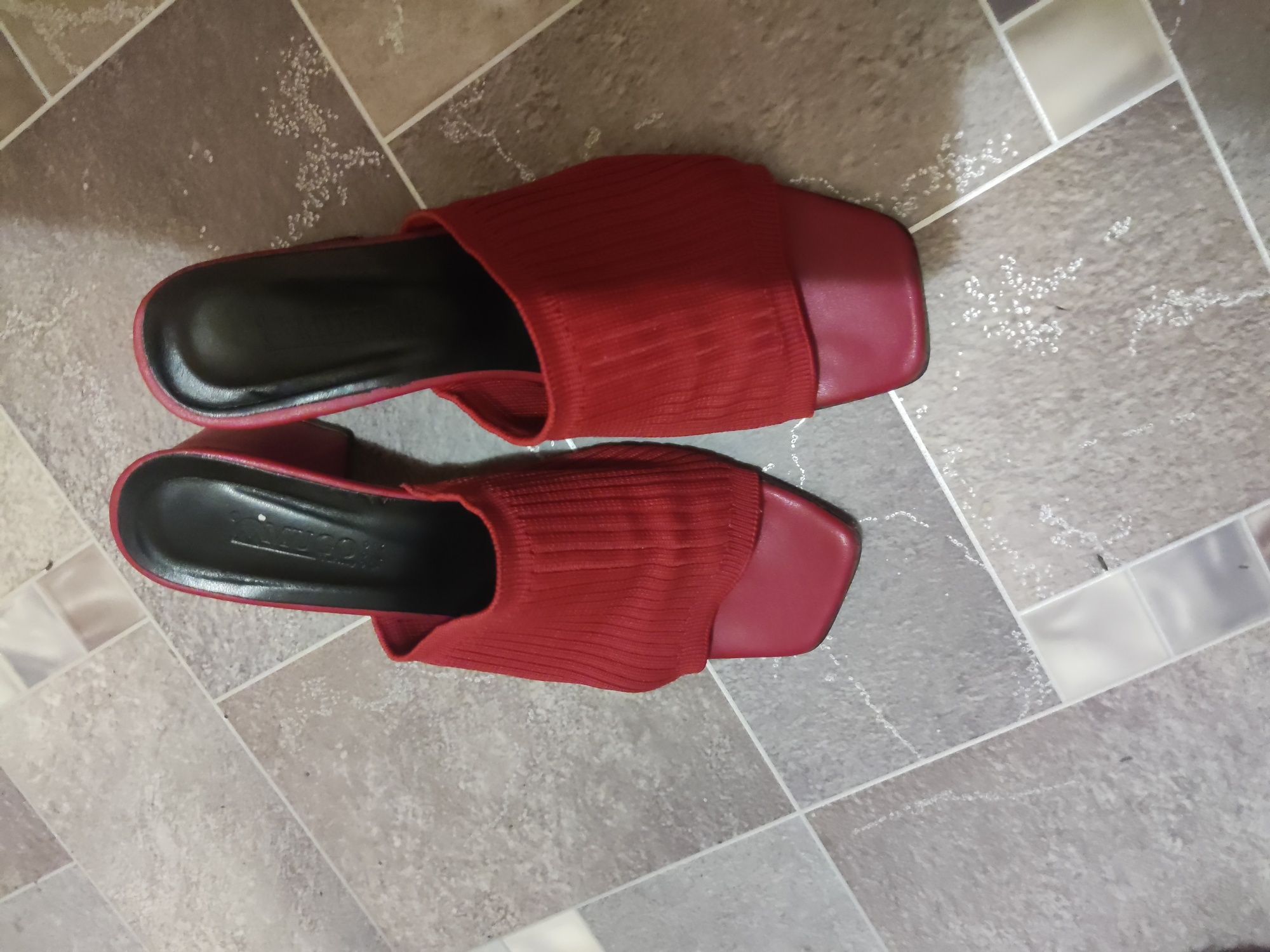 Продам шлепки красние,женские,размер 40