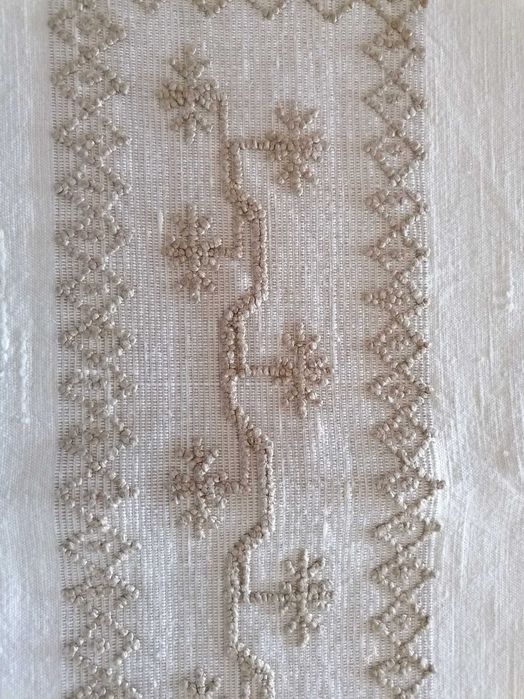 Dois individuais de linho antigos com relevos em tear