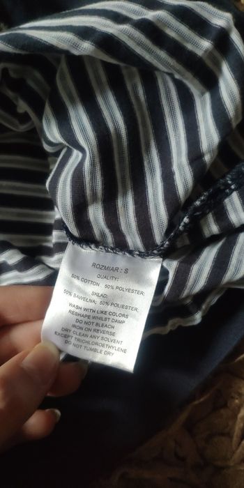 Bluzka w paski z odkrytymi plecami idealna na upalne dni