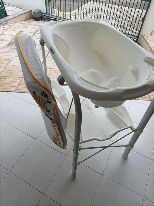 Banheira para bebé com móvel