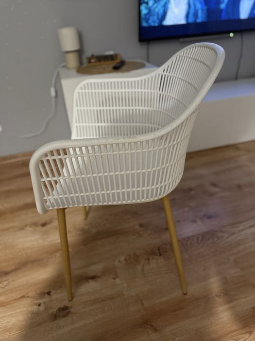 Ażurowe białe krzesło, boho, styl skandynawski