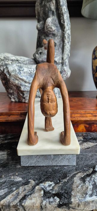 Rzeźba z drewna marmurowy postument Akt kobiecy Gimnastyczka joga