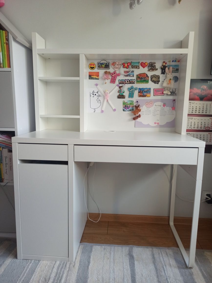 Biurko dziecięce IKEA + nadstawka z tablicą magnetyczną.