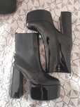 Botas pretas e longas