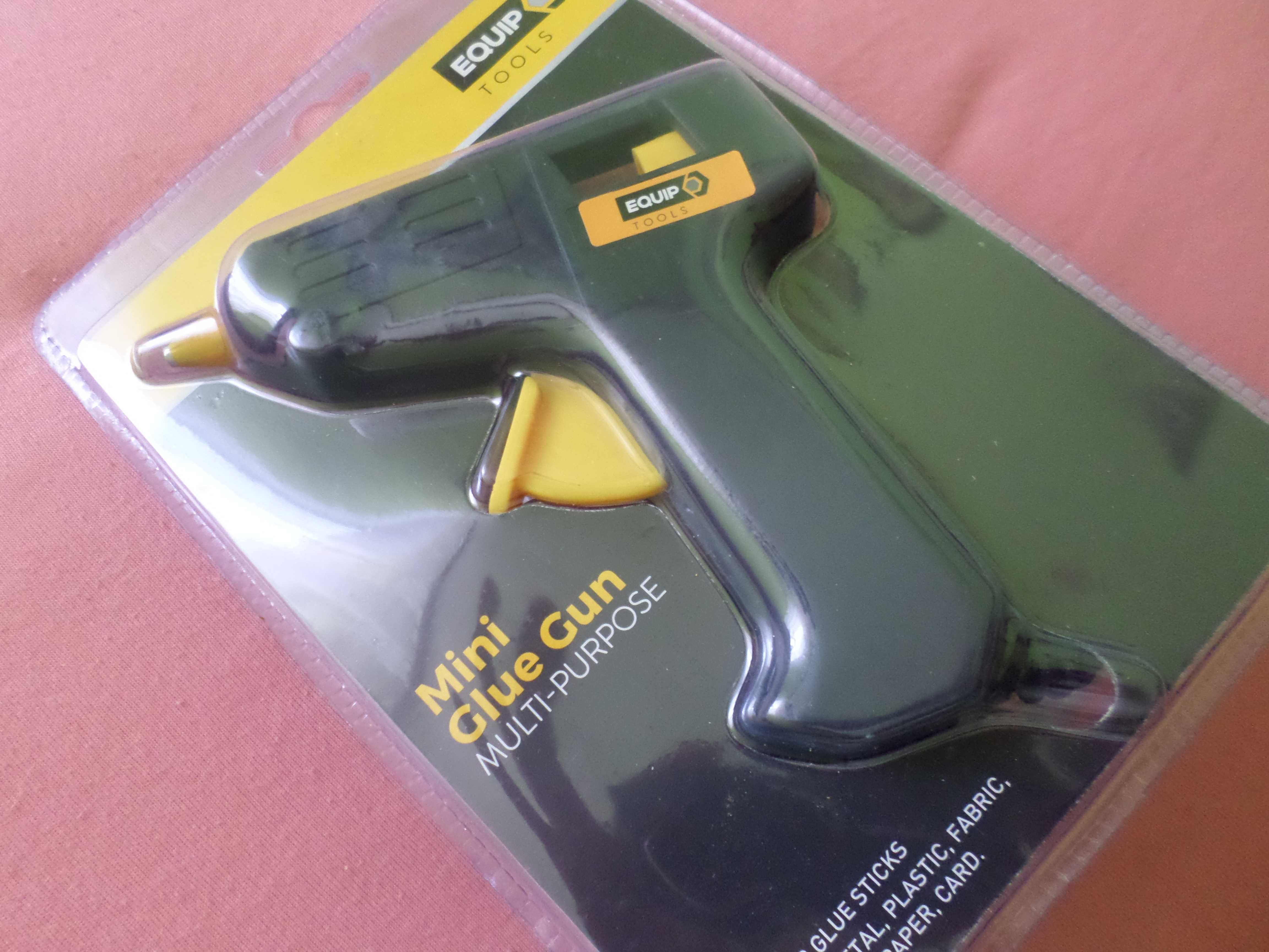 Mini "pistolet" do kleju na gorąco + 14 dodatkowych sztyftów kleju
