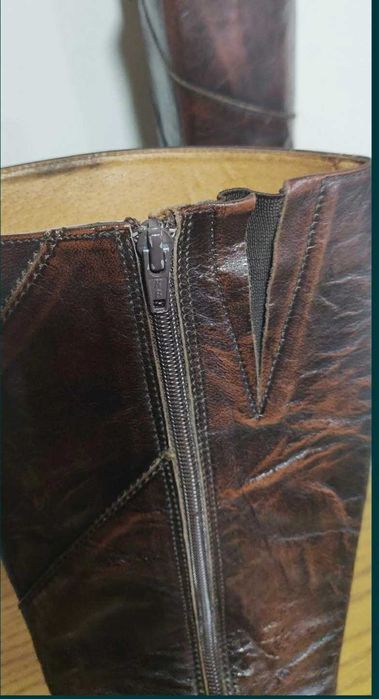 Botas castanhas em pele cano alto 37