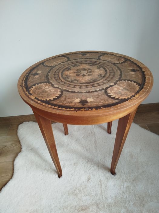 Stolik kawowy z intarsją z motywem kwiatowym