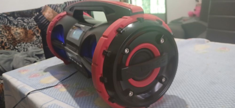 Vendo Rádio com luzes coloridas