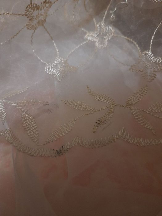 Вишита квітами гардіна з органзи