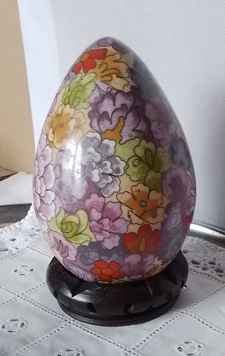 Ovo em cloisonne com peanha em madeira