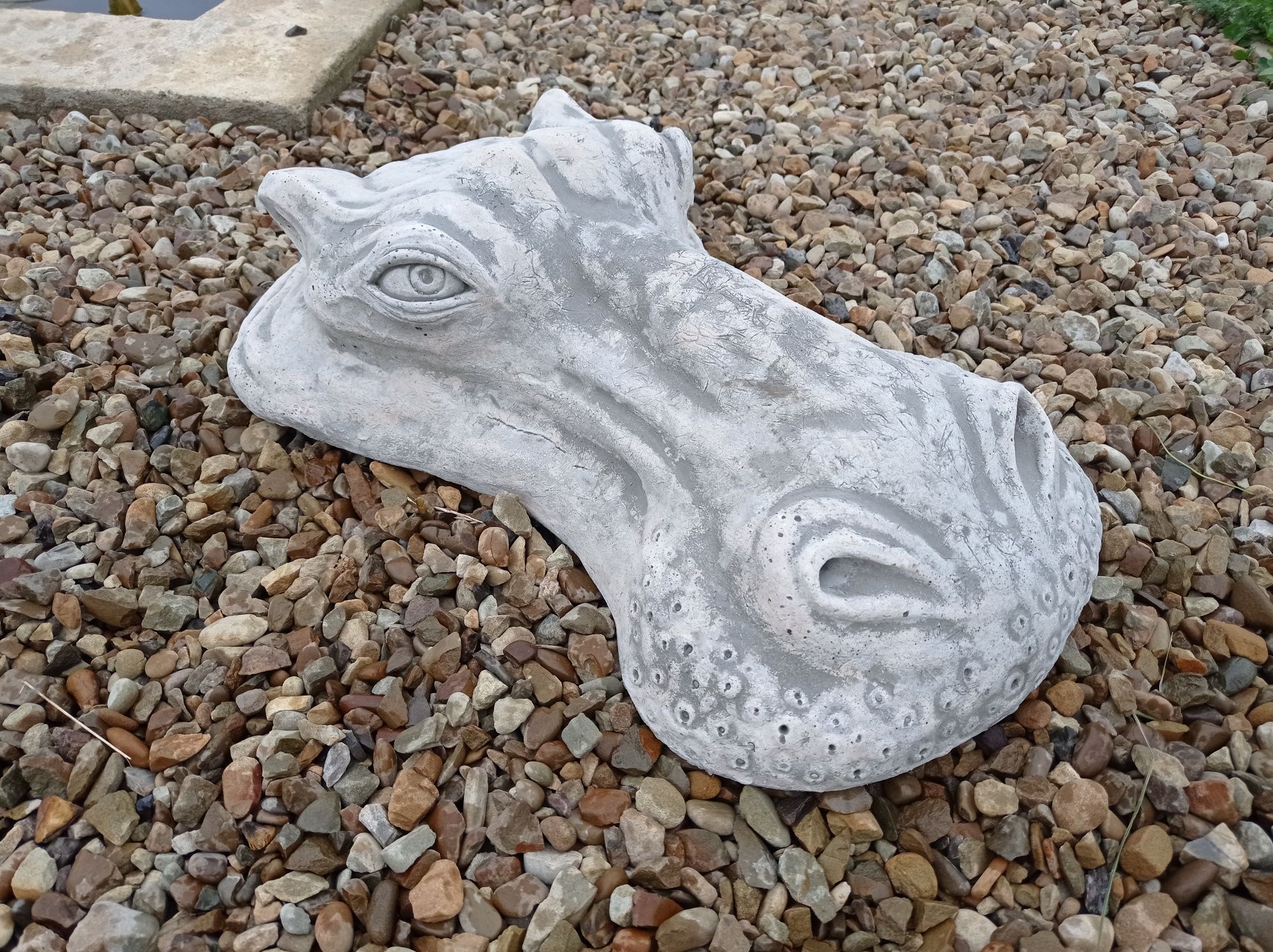 Скульптура бегемот для сада