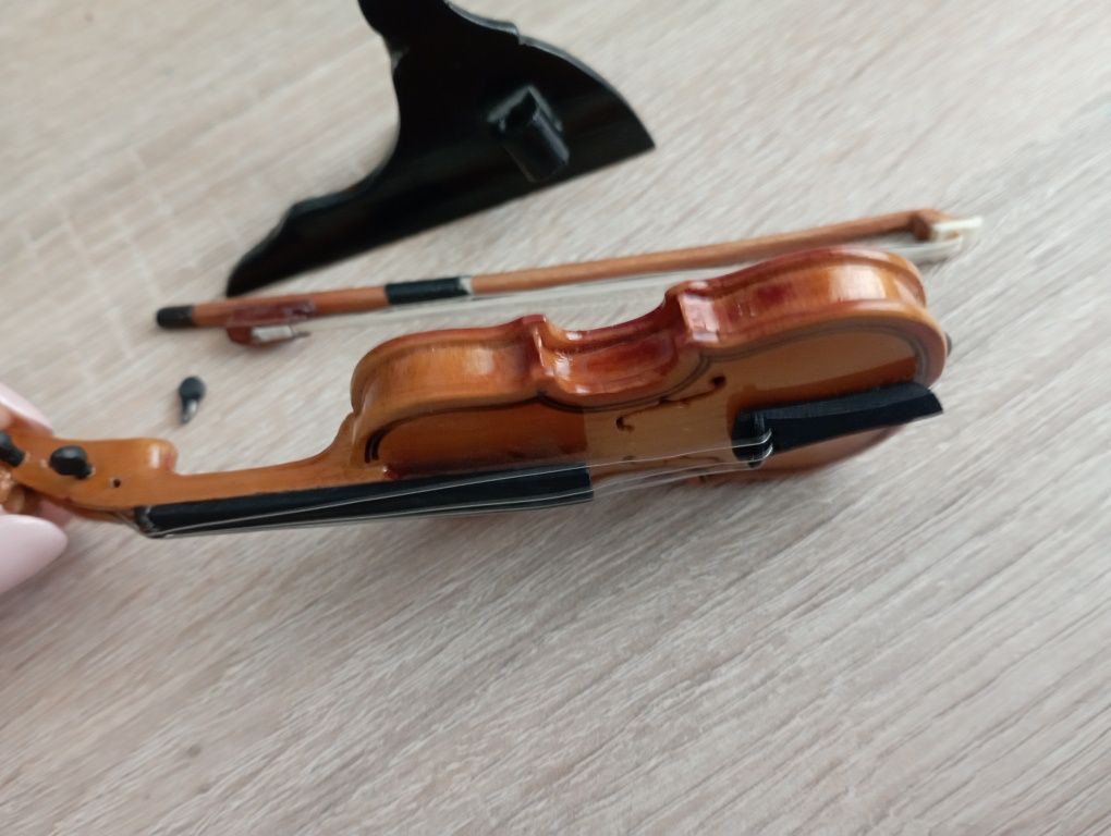 Mini skrzypce drewniane na stojaku