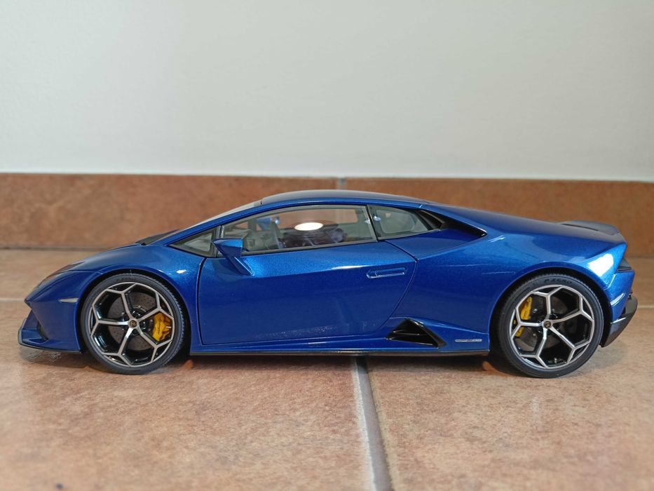Lamborghini Huracan Evo model w skali 1:18 Autoart/otwierane elementy