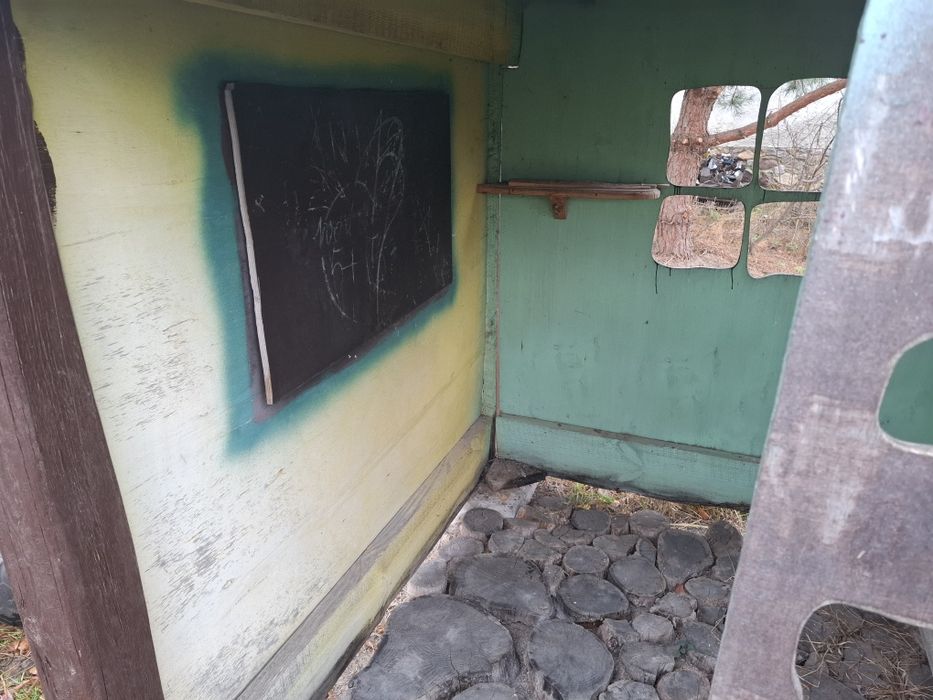 Дерев'яний дитячий будиночок з гіркою