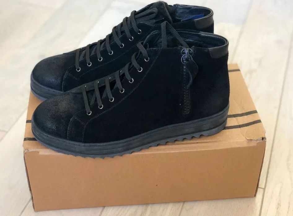 Черевики з натурального замшу з натуральним хутром всередині.