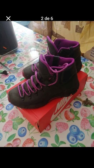 Botas da marca Nike