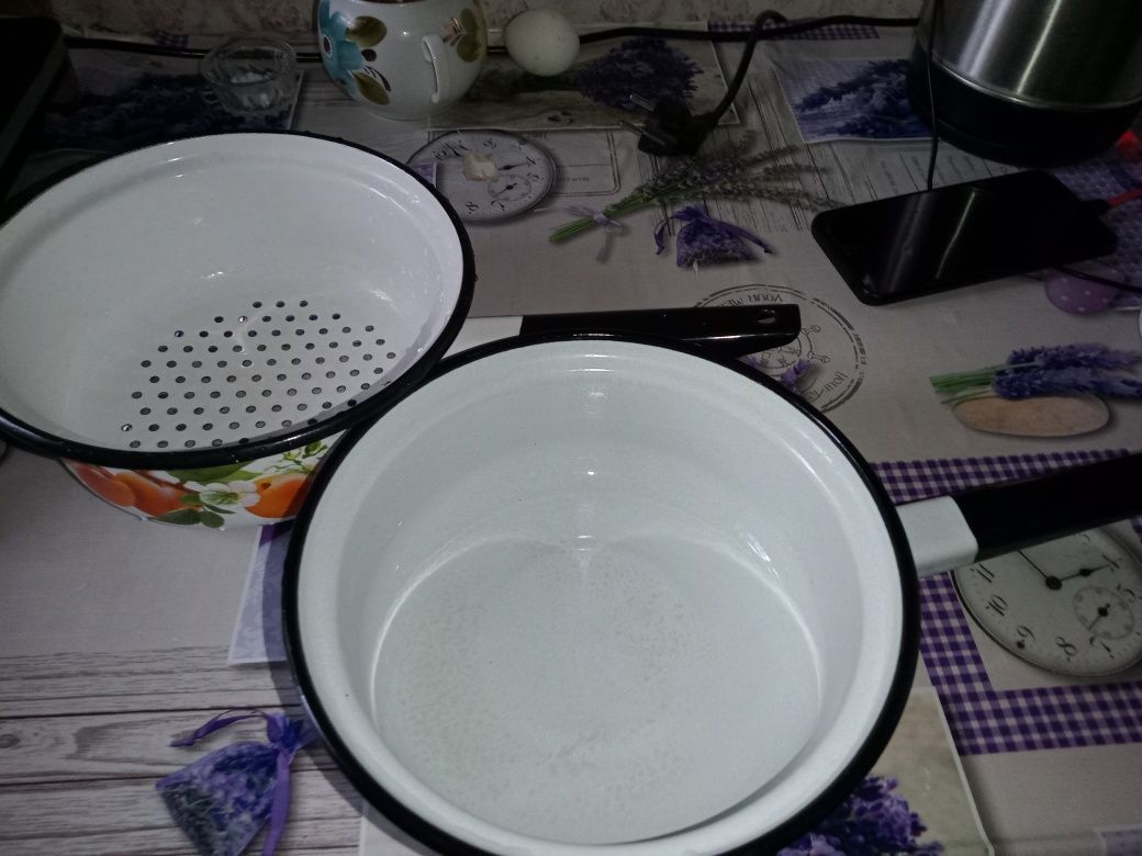 Эмалированная посуда кастрюля на 2 л, сито