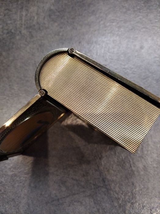 Zegar budzik w kształcie książki