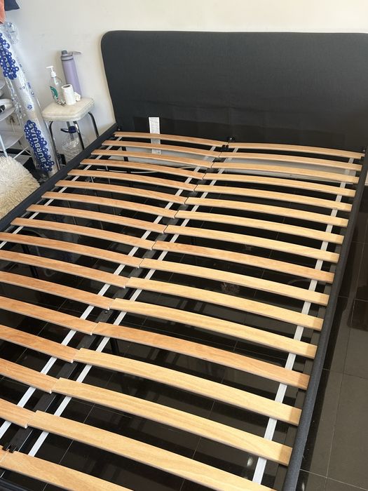 Cama IKEA preta usada