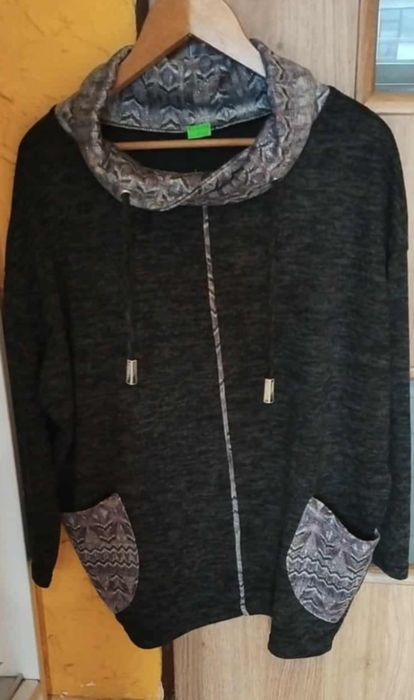 Bluza sweterek z dlukszym kołnierzem