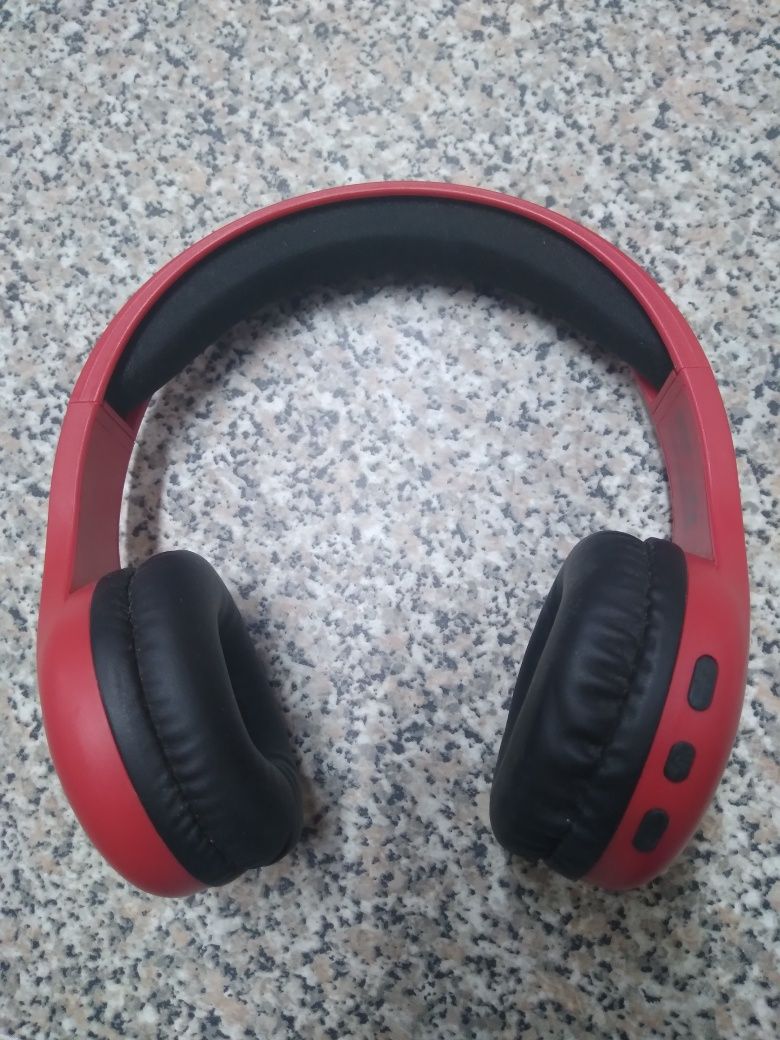 Headphones vermelhos e pretos - Music Hero