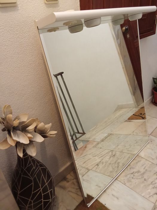 Espelho de casa de banho com luzes