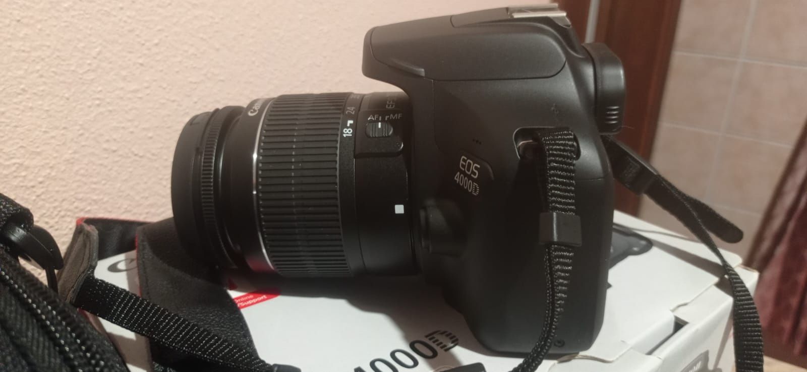Canon EOS 4000D com lente 18-55