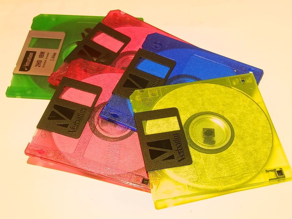 Dyskietki 3.5" półprzezroczyste kolorowe 5szt \ Retro PC