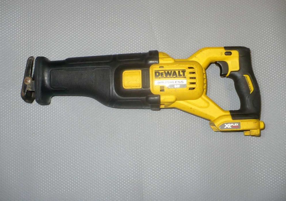 Piła szablasta DEWALT DCS388