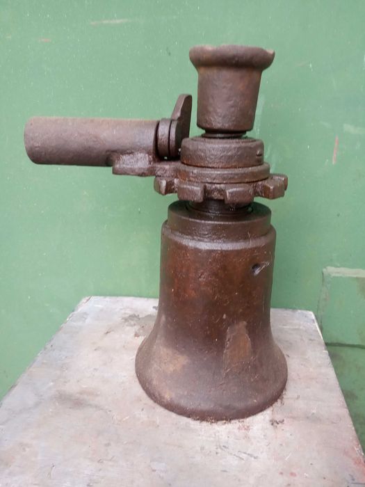 Домкрат 5 тонн . Механический винтовой .