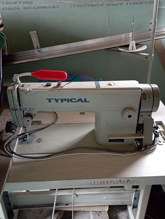 Швейна машина в гарному стані.