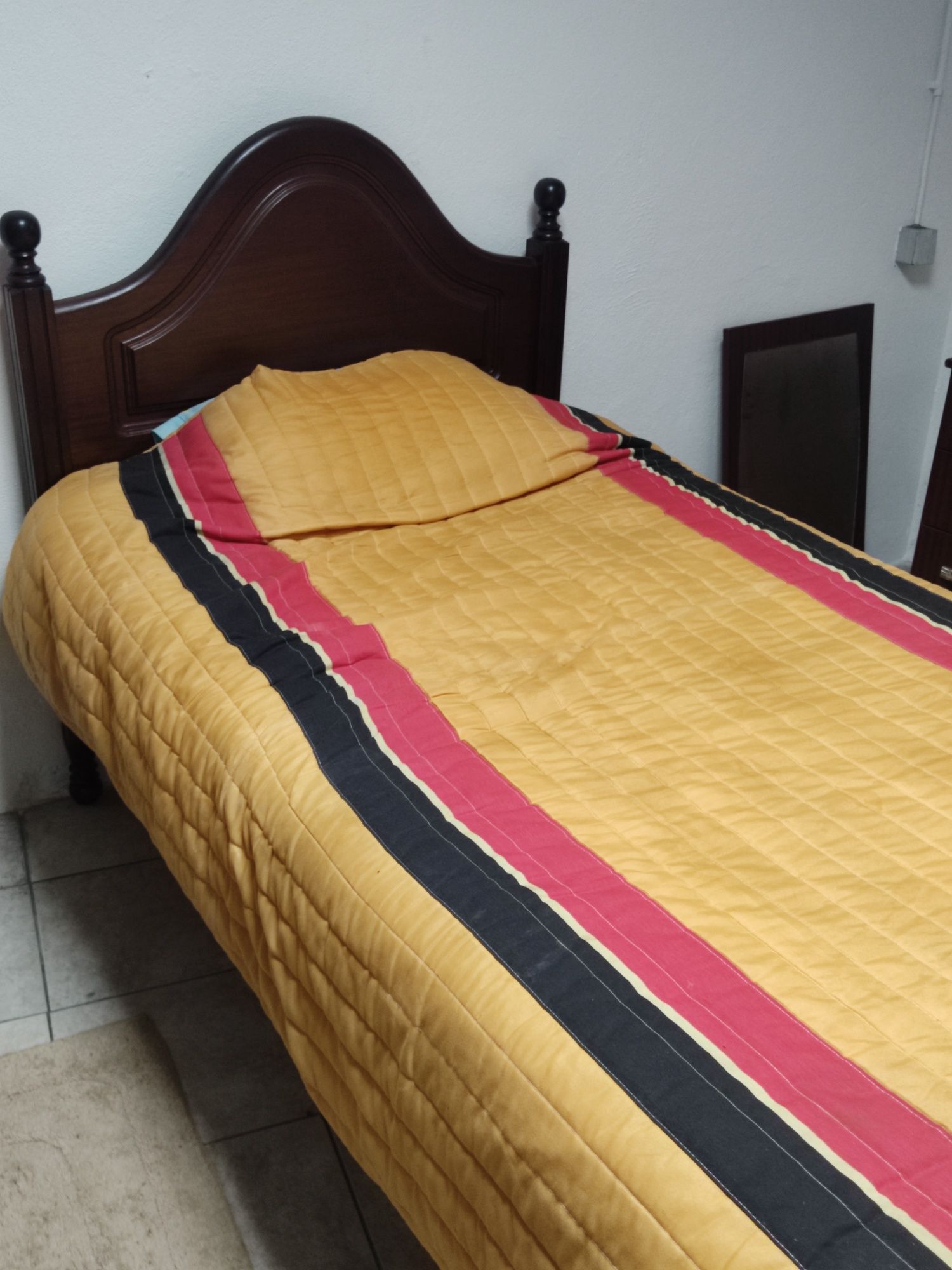 Cama de madeira maciça com colchão