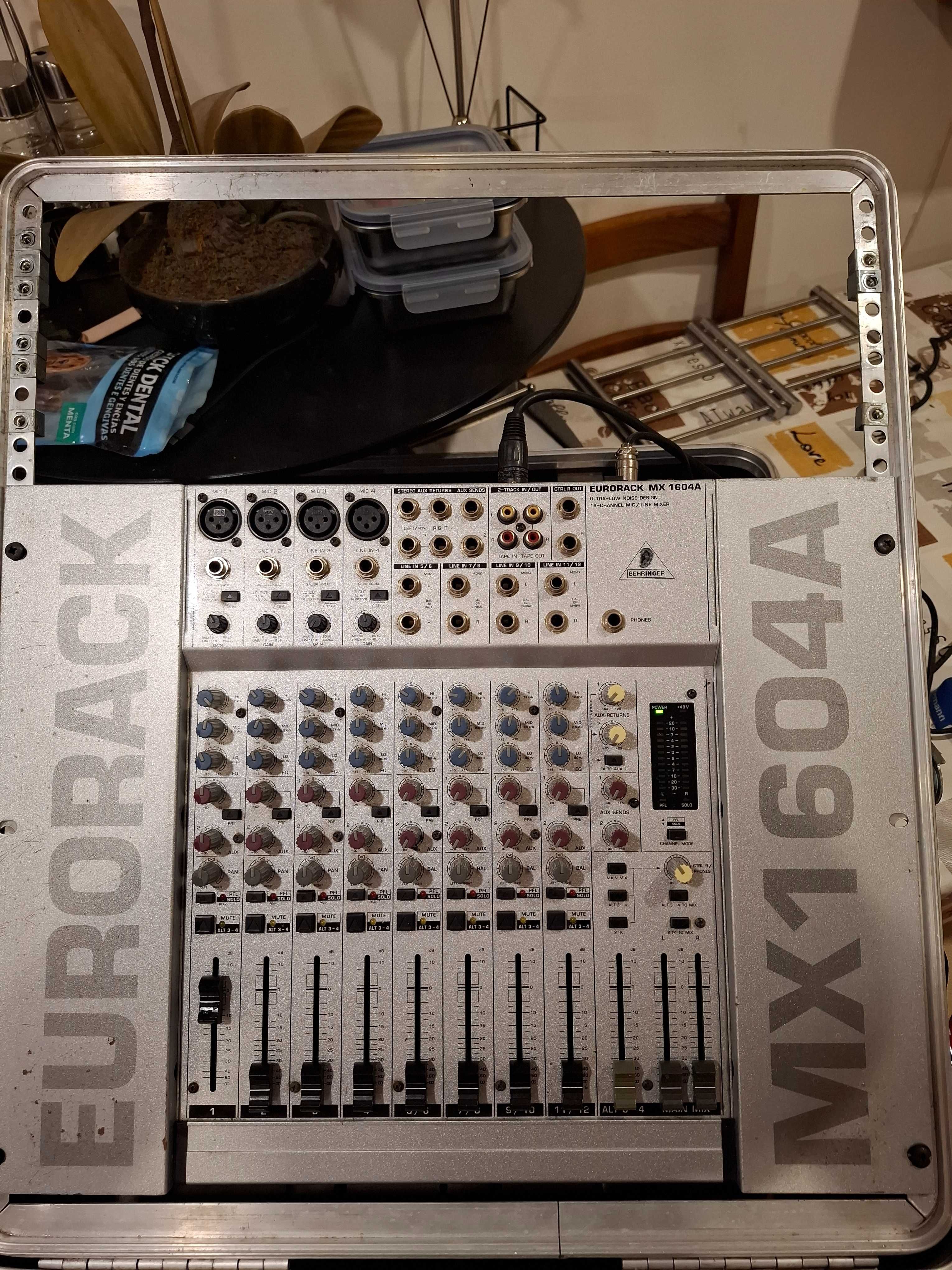 Mesa de mistura Behringer Eurorack MX1604A