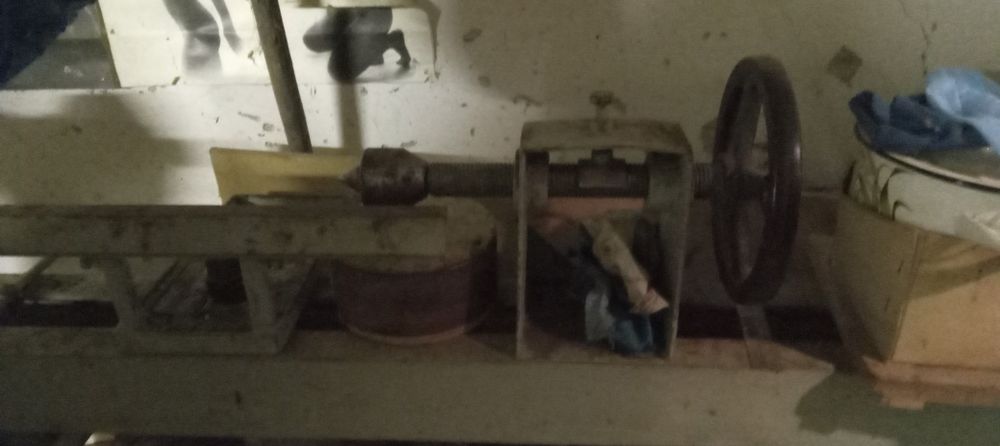 Станок токарний по дереву