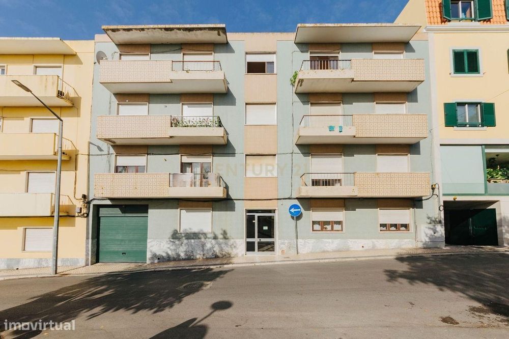 Apartamento T3 com 113m² e varanda localizado no Centro da cidade do C
