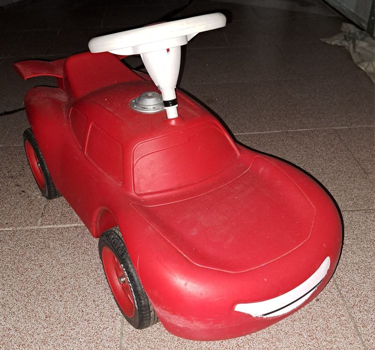 Carrinhos e bicicleta criança