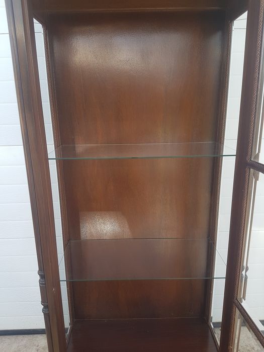 Vitrine em madeira