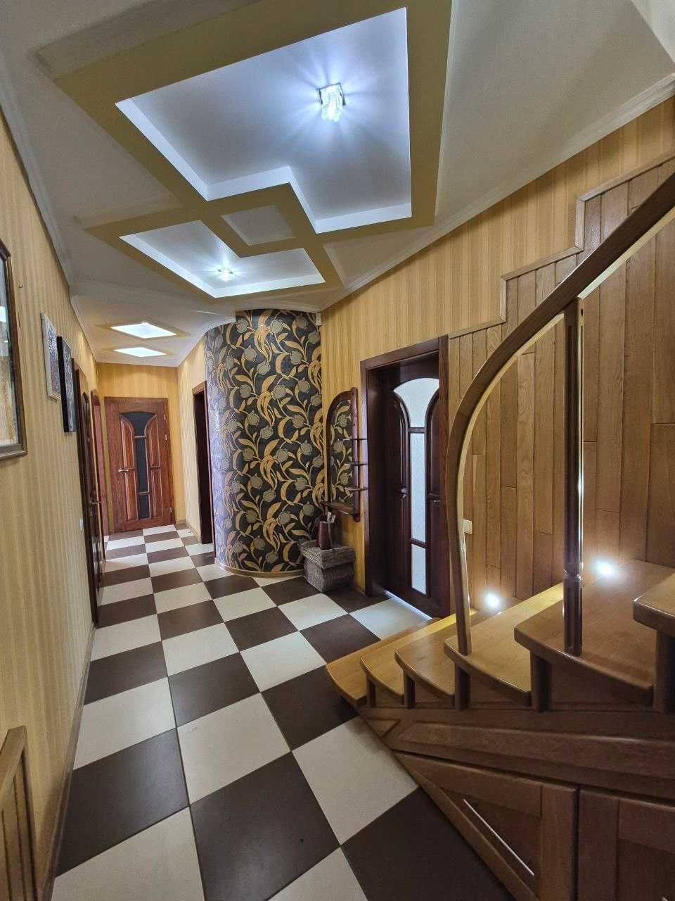 продаж дворівневої квартири біля парку "Софіївка" м. Умань