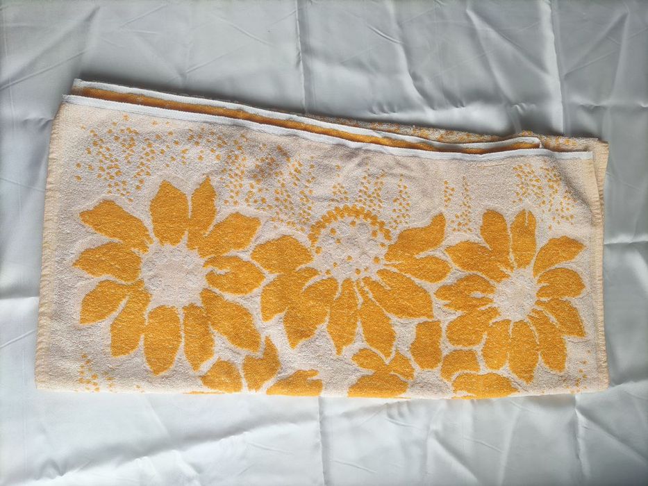 Рушник великий для бані Розмір 145 на 76 см .Є невелика плямка  від ча