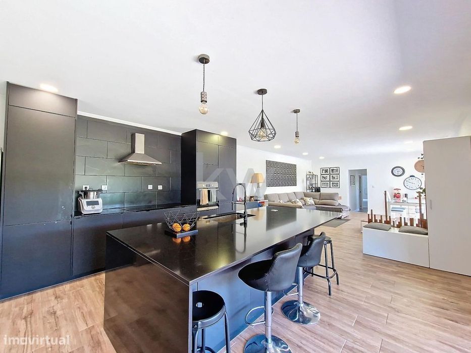 Quintinha Premium em Pontével | Moradia Moderna T4 com Pomar, Vinhas e