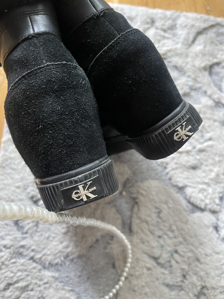 Botki na koturnie skora zamsz calvin Klein 40