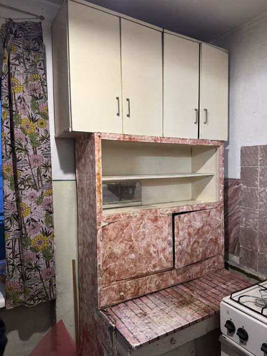 Кухонні тумби та стіл