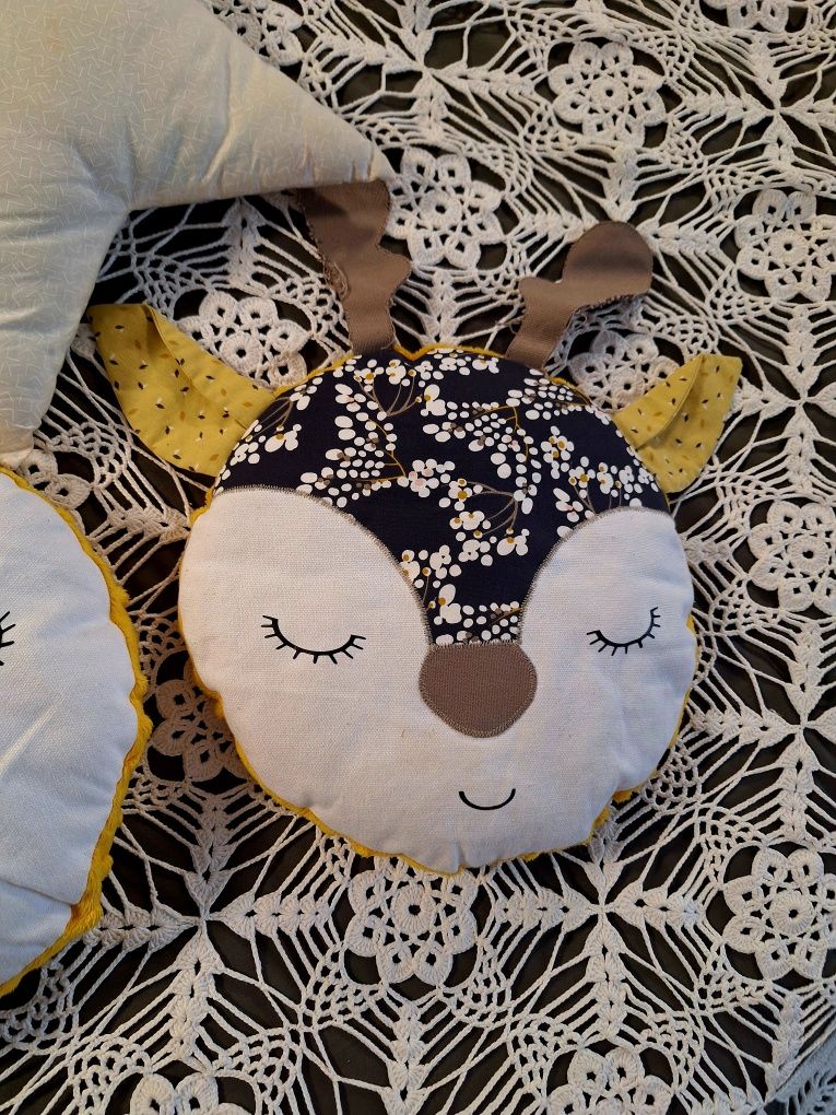 Декоративні подушки у дитяче ліжко