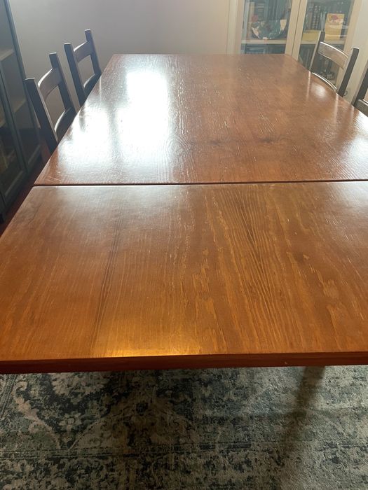 Mesa com extensão e 4 cadeiras de madeira