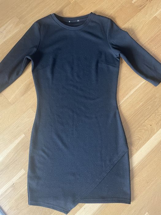 Czarna sukienka dopasowana asymetryczna m