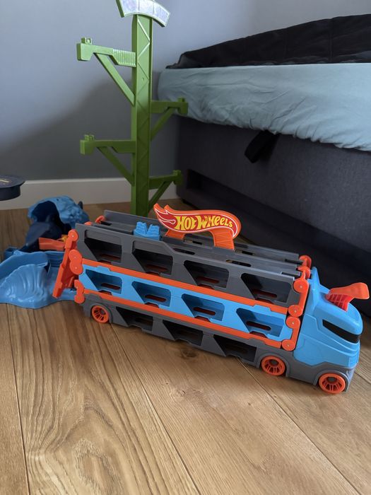Hot wheels garaż, laweta, wyrzutnia, tory, autka