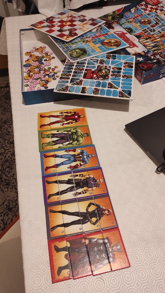 Jogo MARVEL Avengers 8 em 1 (4+)