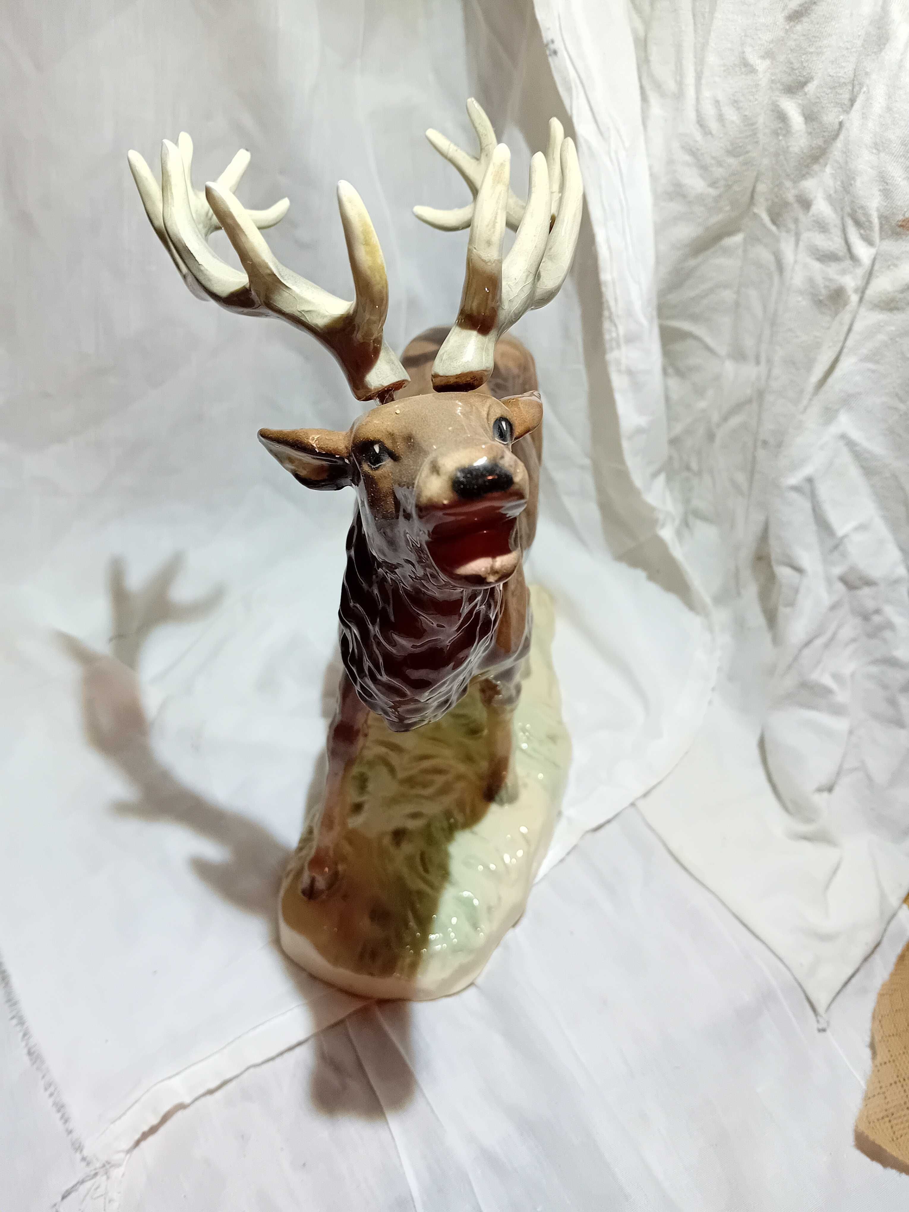 Figurka jelenia z porcelany